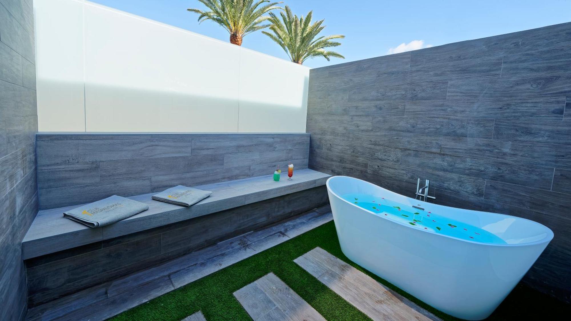 Deluxe Double Room exterior Bathtub