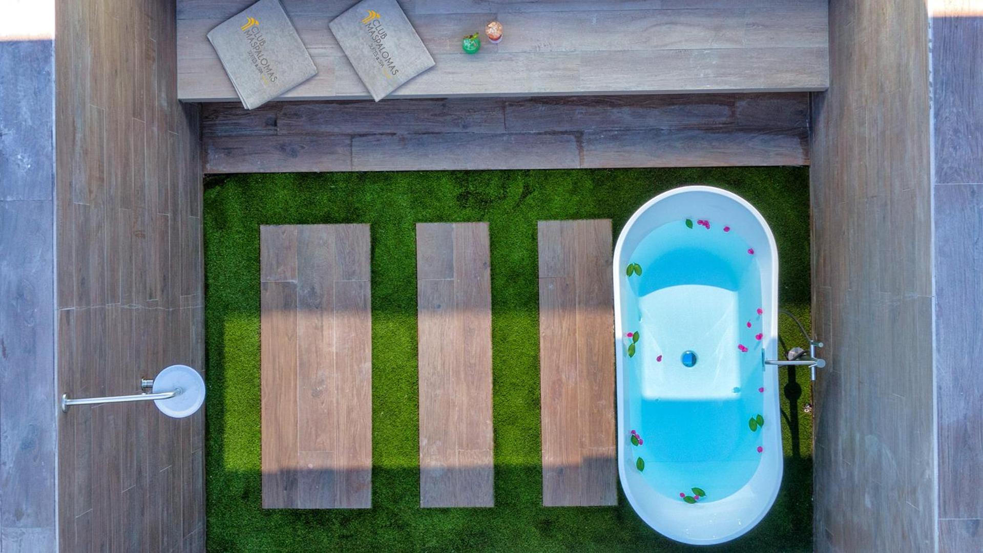 Deluxe Double Room exterior Bathtub