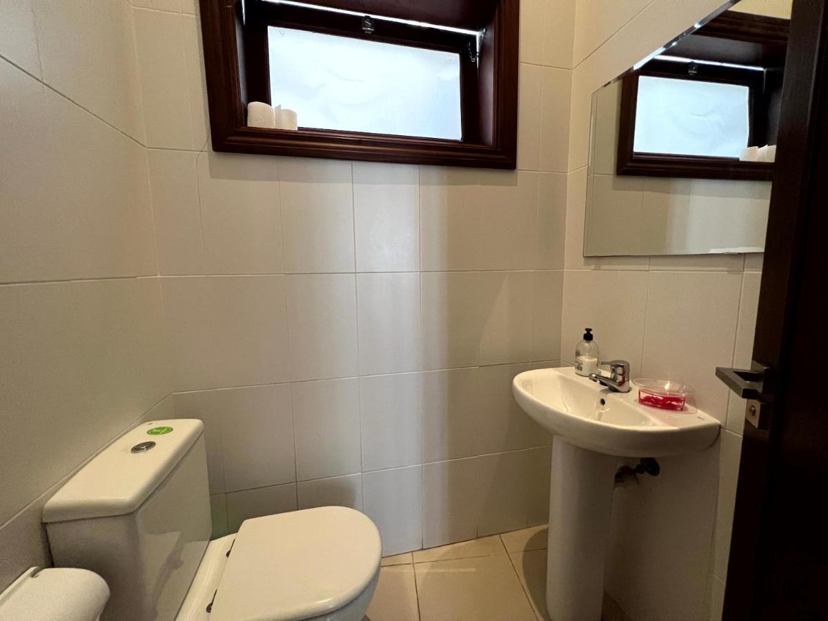 Chambre Lits Jumeaux avec Salle de Bains Commune
