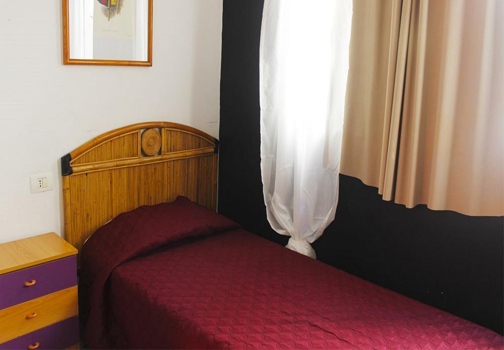 Single Room with Shared Bathroom (interior)
