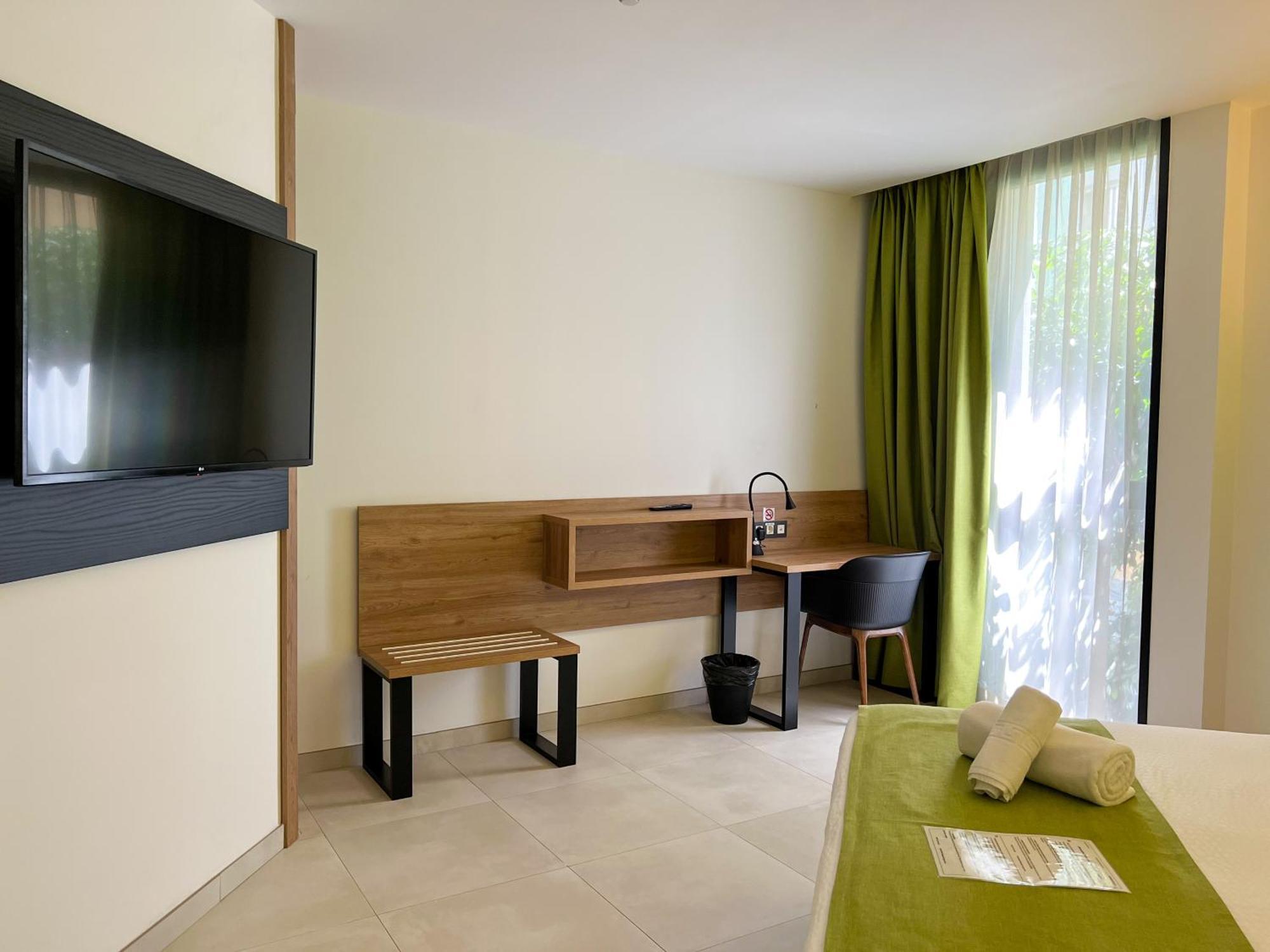 Deluxe Queen Room