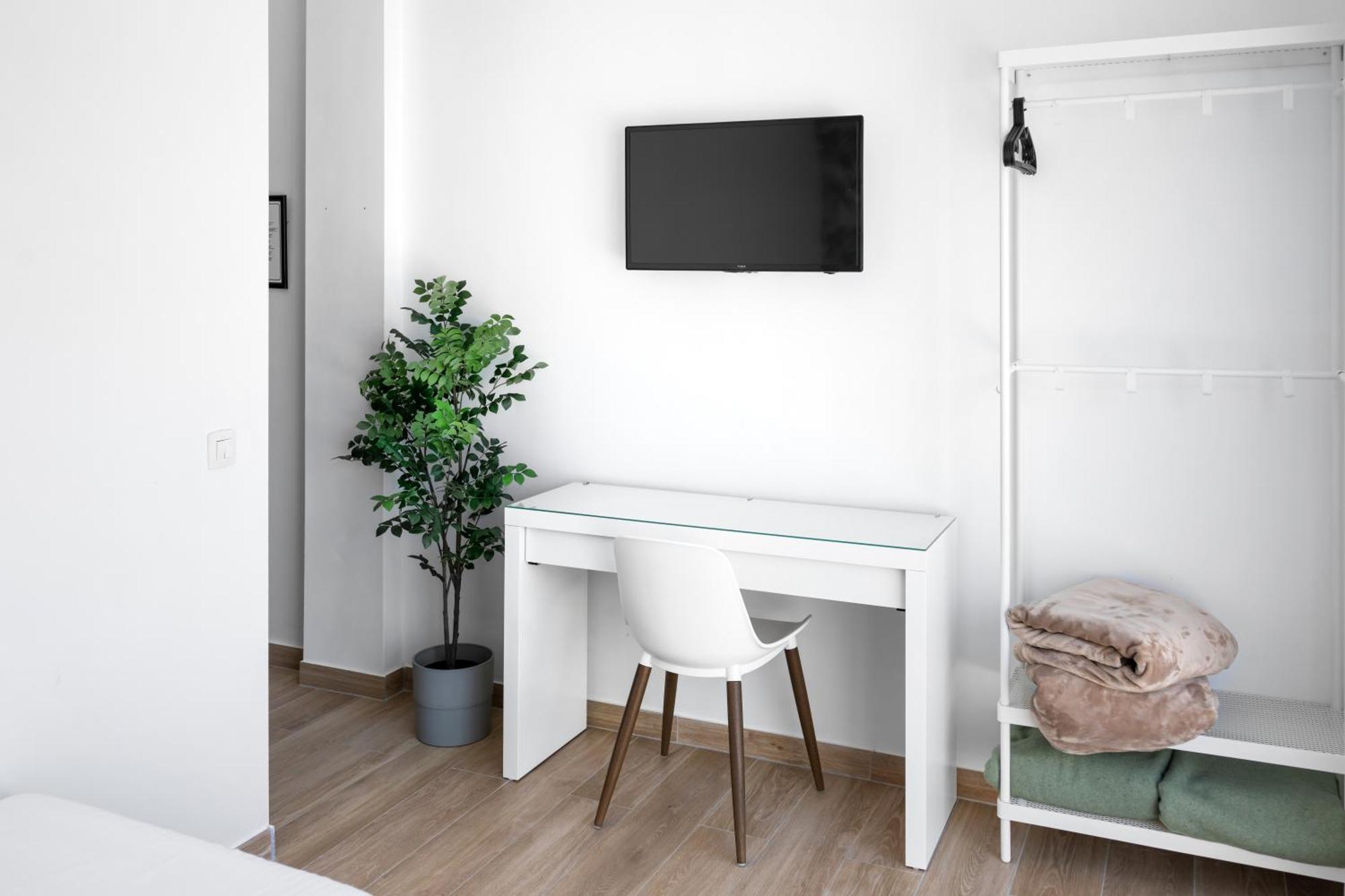 Twin Room,1592053792:JPEG