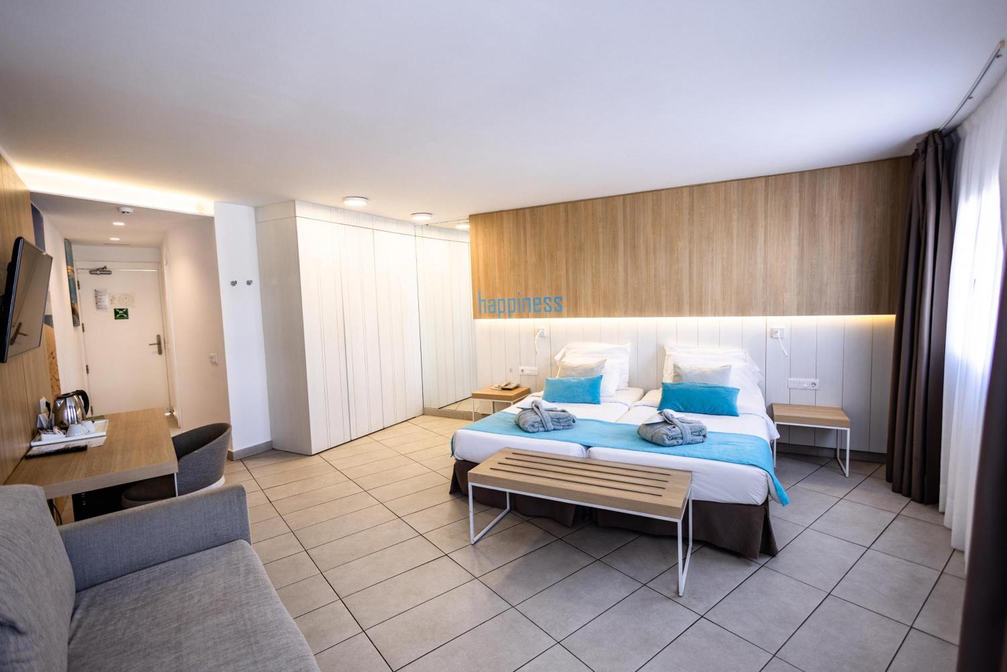 Superior Room with Balcony & Partial Sea View,1661111504:JPEG