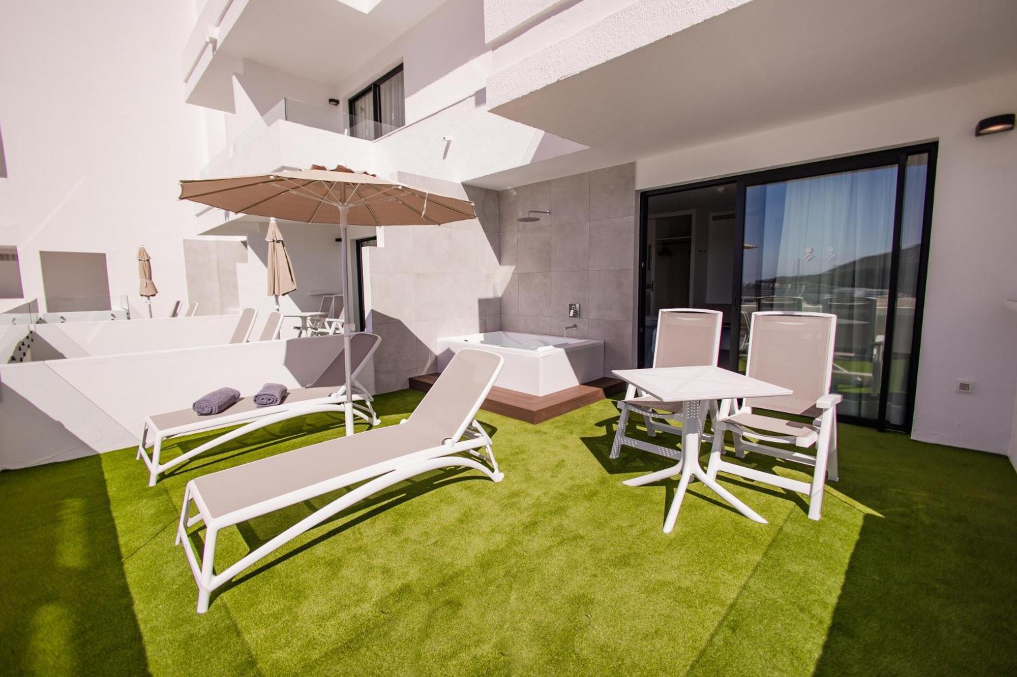Premium Studio Outdoor Whirlpool