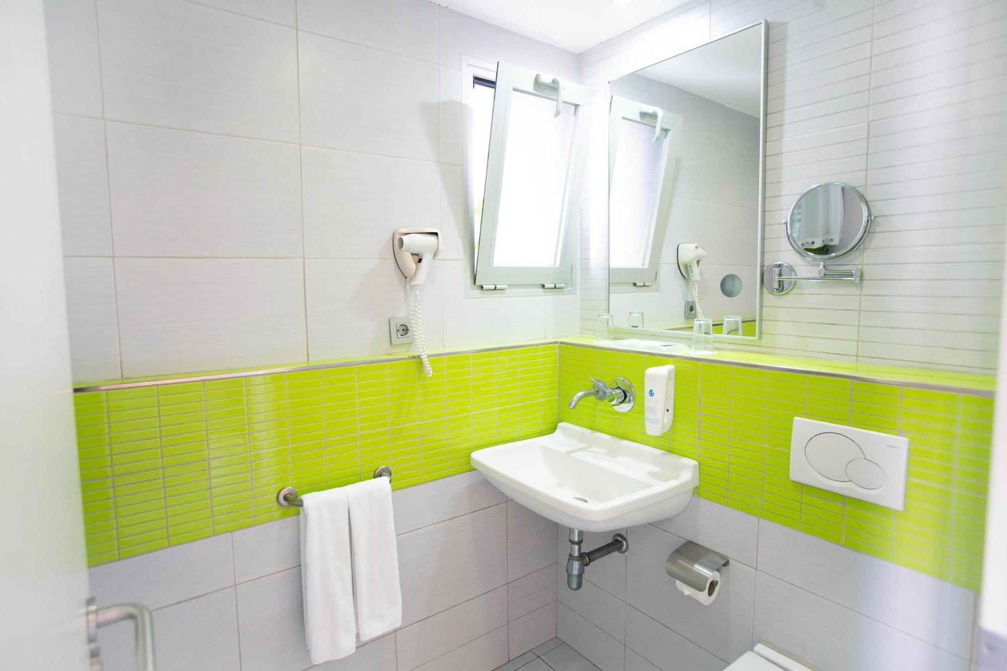 Classic One Bedroom Apartment small balcony,1691981821:JPEG