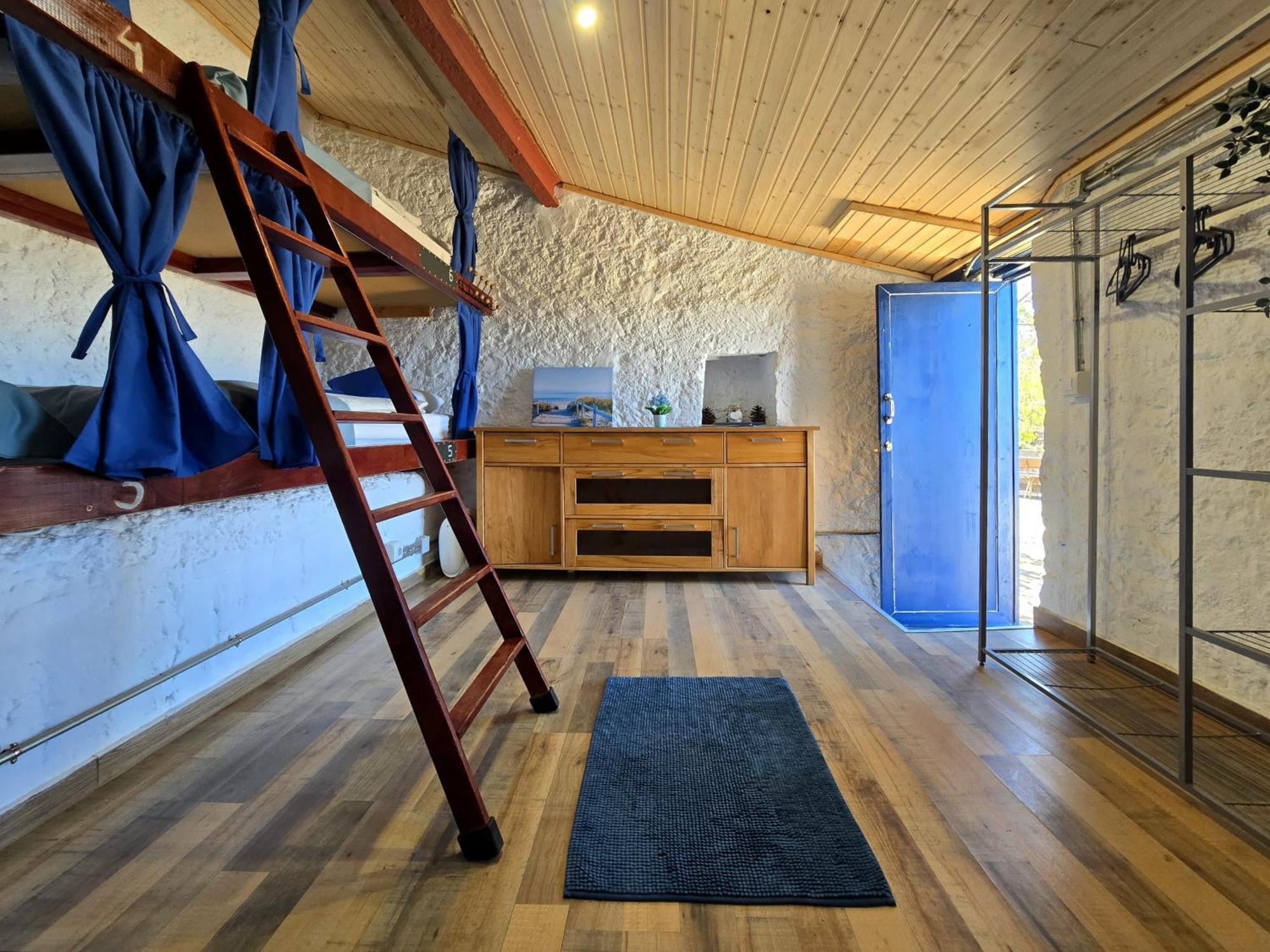 Bed 6-Bed Dormitory Room