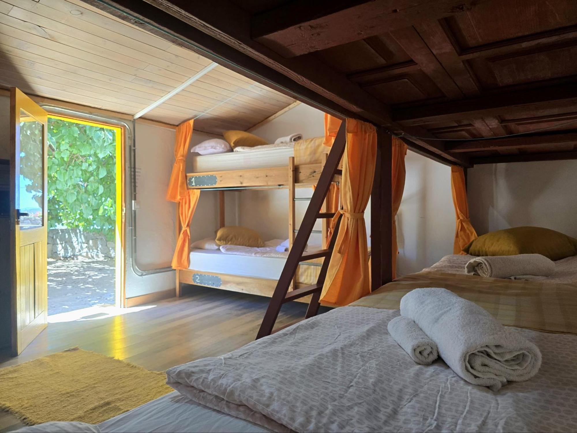 Bed 6-Bed Mixed Dormitory Room