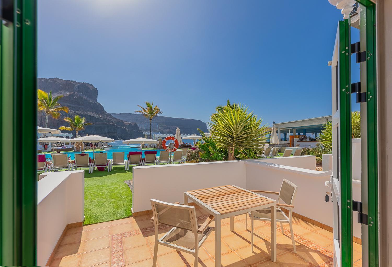 Chambre Double avec Terrasse - Vue sur Piscine (2 Adultes + 1 Enfant)