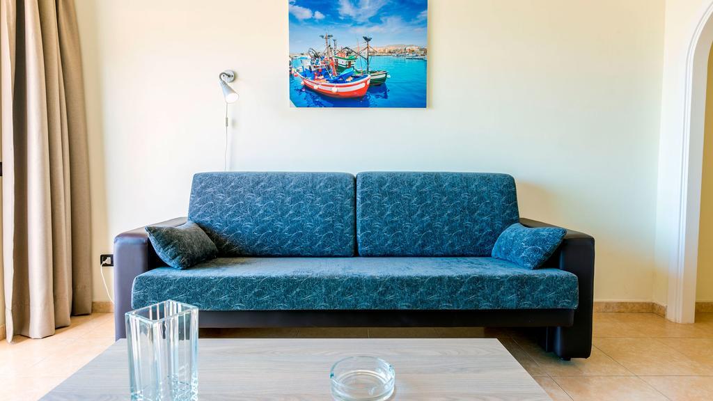 Apartamento de 1 dormitorio con terraza y vistas a la piscina