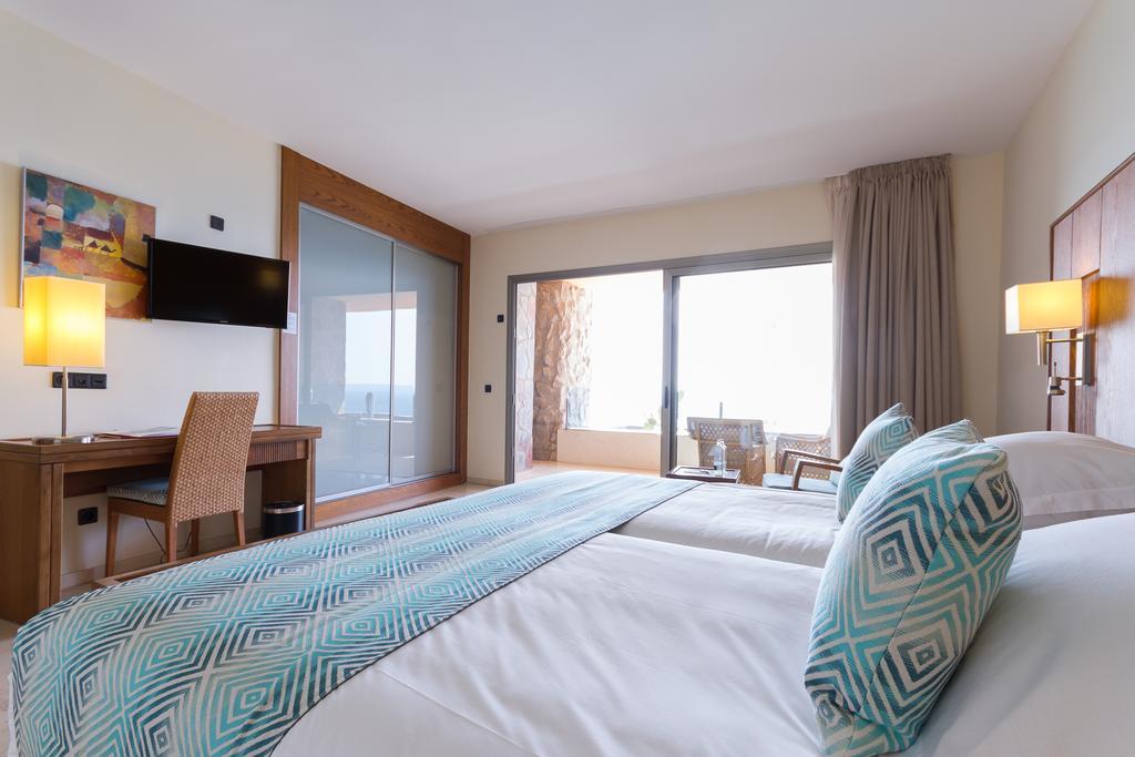 Twin Room with Sea View (2 adults),382630249:JPEG