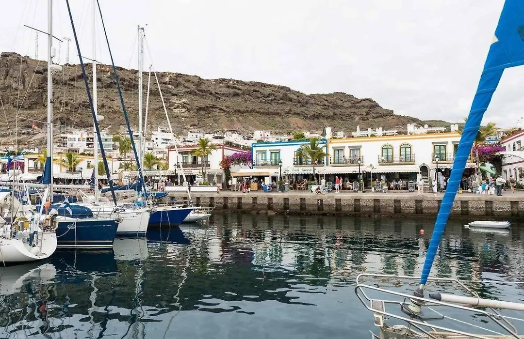 Precioso Yate En El Centro Del Puerto De Mogan-1