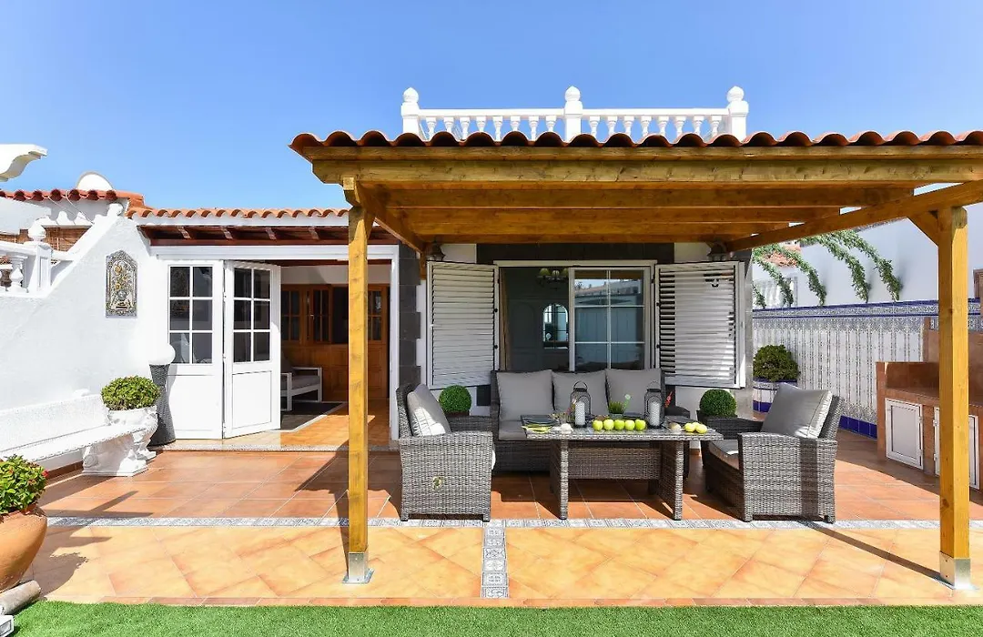 Jacuzzi & Garden Holiday Home-1