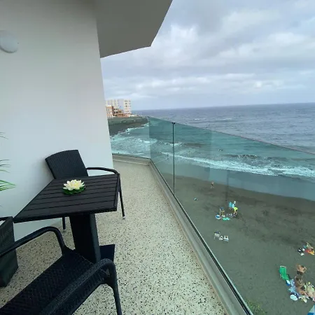 Hermoso Edificio Frente Al Mar, A Pie De Playa Y Hermosas Vistas-2