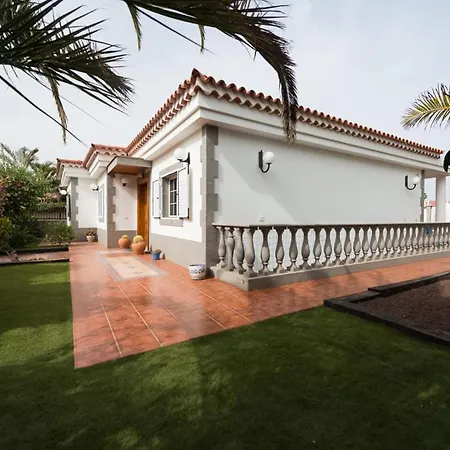 Villa Cosmos Chalet Con Gran Piscina Y Jardin Privado-3