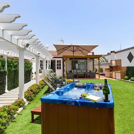 Jacuzzi & Garden Holiday Home-2