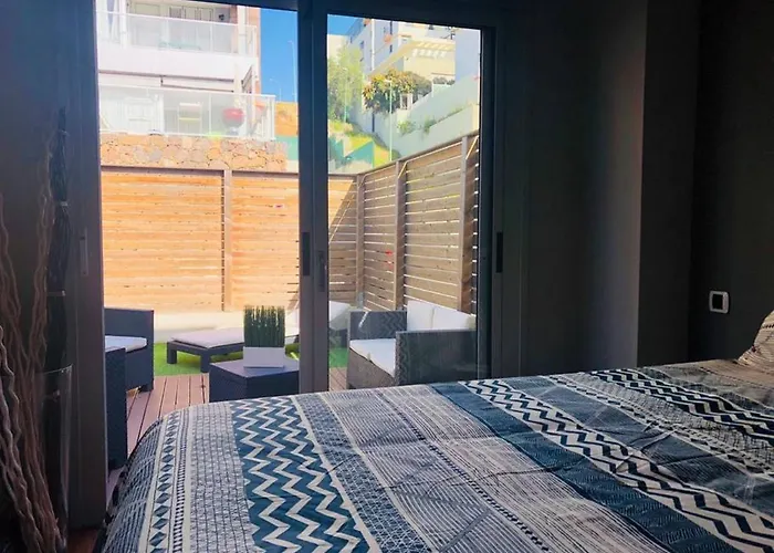 City View Retreat: Las Palmas Garden Oasis