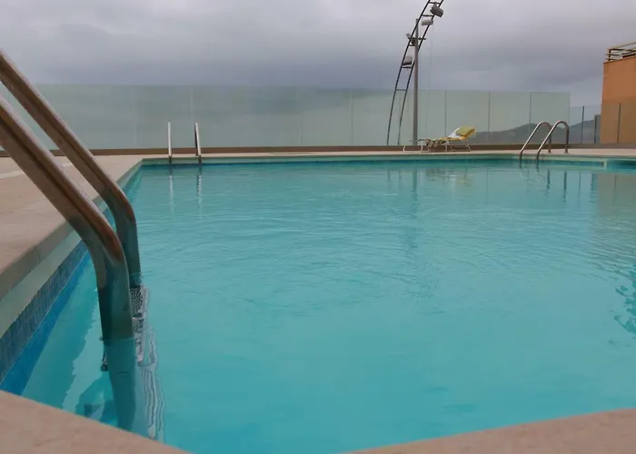 Piso con piscina y garaje en la Playa de Las Canteras Las Palmas de Gran Canaria admite animales